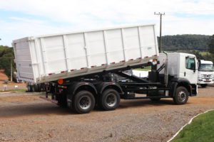 equipamento roll on roll off - transporte de resíduos - robustec